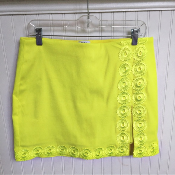 crown & ivy Pants - Crown & Ivy Neon Yellow Embroidered Skort Size 10